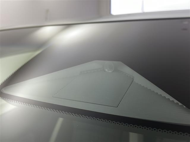 フィット ｅ：ＨＥＶホーム　２０周年特別仕様車　メゾン　純正ナビ　ホンダセンシング　衝突軽減システム　車線逸脱抑制機能　パーキングサポートブレーキ　先行車発進お知らせ　横滑り防止　標識認識機能　追従走行付きクルーズコントロール　ＥＴＣ　ドライブレコーダー（4枚目）