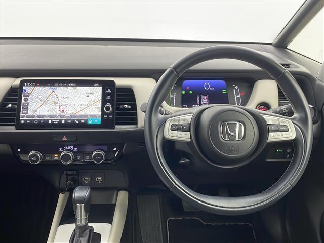 フィット ｅ：ＨＥＶホーム　２０周年特別仕様車　メゾン　純正ナビ　ホンダセンシング　衝突軽減システム　車線逸脱抑制機能　パーキングサポートブレーキ　先行車発進お知らせ　横滑り防止　標識認識機能　追従走行付きクルーズコントロール　ＥＴＣ　ドライブレコーダー（9枚目）