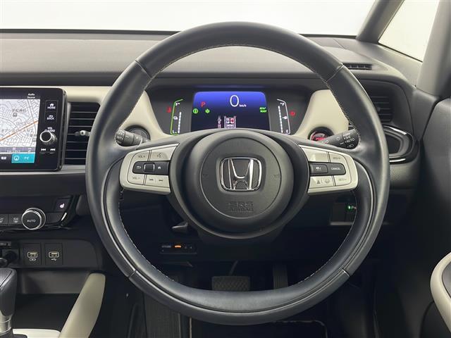 フィット ｅ：ＨＥＶホーム　２０周年特別仕様車　メゾン　純正ナビ　ホンダセンシング　衝突軽減システム　車線逸脱抑制機能　パーキングサポートブレーキ　先行車発進お知らせ　横滑り防止　標識認識機能　追従走行付きクルーズコントロール　ＥＴＣ　ドライブレコーダー（11枚目）