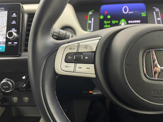 フィット ｅ：ＨＥＶホーム　２０周年特別仕様車　メゾン　純正ナビ　ホンダセンシング　衝突軽減システム　車線逸脱抑制機能　パーキングサポートブレーキ　先行車発進お知らせ　横滑り防止　標識認識機能　追従走行付きクルーズコントロール　ＥＴＣ　ドライブレコーダー（12枚目）