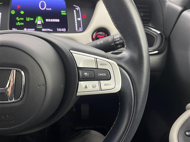 フィット ｅ：ＨＥＶホーム　２０周年特別仕様車　メゾン　純正ナビ　ホンダセンシング　衝突軽減システム　車線逸脱抑制機能　パーキングサポートブレーキ　先行車発進お知らせ　横滑り防止　標識認識機能　追従走行付きクルーズコントロール　ＥＴＣ　ドライブレコーダー（13枚目）