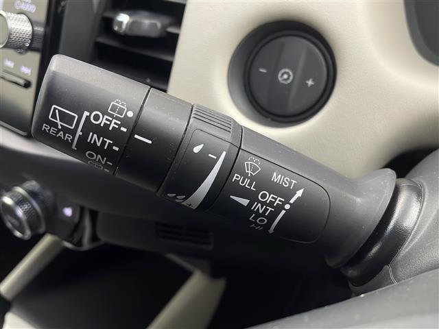 フィット ｅ：ＨＥＶホーム　２０周年特別仕様車　メゾン　純正ナビ　ホンダセンシング　衝突軽減システム　車線逸脱抑制機能　パーキングサポートブレーキ　先行車発進お知らせ　横滑り防止　標識認識機能　追従走行付きクルーズコントロール　ＥＴＣ　ドライブレコーダー（14枚目）