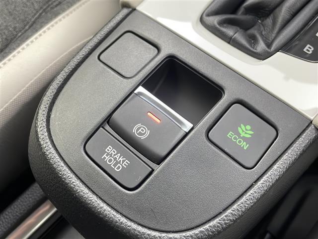 フィット ｅ：ＨＥＶホーム　２０周年特別仕様車　メゾン　純正ナビ　ホンダセンシング　衝突軽減システム　車線逸脱抑制機能　パーキングサポートブレーキ　先行車発進お知らせ　横滑り防止　標識認識機能　追従走行付きクルーズコントロール　ＥＴＣ　ドライブレコーダー（18枚目）