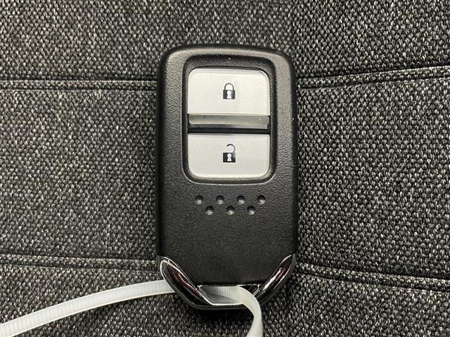 フィット ｅ：ＨＥＶホーム　２０周年特別仕様車　メゾン　純正ナビ　ホンダセンシング　衝突軽減システム　車線逸脱抑制機能　パーキングサポートブレーキ　先行車発進お知らせ　横滑り防止　標識認識機能　追従走行付きクルーズコントロール　ＥＴＣ　ドライブレコーダー（21枚目）