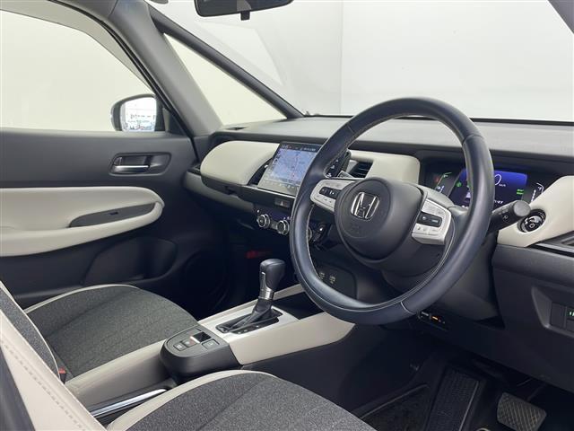 フィット ｅ：ＨＥＶホーム　２０周年特別仕様車　メゾン　純正ナビ　ホンダセンシング　衝突軽減システム　車線逸脱抑制機能　パーキングサポートブレーキ　先行車発進お知らせ　横滑り防止　標識認識機能　追従走行付きクルーズコントロール　ＥＴＣ　ドライブレコーダー（22枚目）