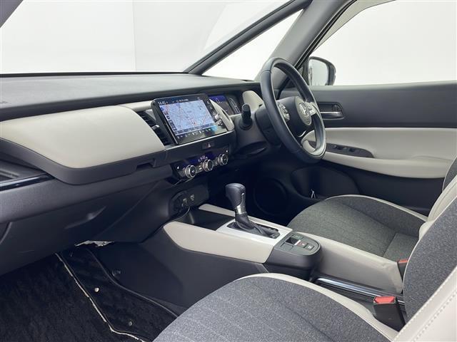 フィット ｅ：ＨＥＶホーム　２０周年特別仕様車　メゾン　純正ナビ　ホンダセンシング　衝突軽減システム　車線逸脱抑制機能　パーキングサポートブレーキ　先行車発進お知らせ　横滑り防止　標識認識機能　追従走行付きクルーズコントロール　ＥＴＣ　ドライブレコーダー（24枚目）