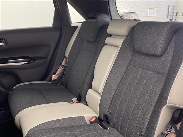 フィット ｅ：ＨＥＶホーム　２０周年特別仕様車　メゾン　純正ナビ　ホンダセンシング　衝突軽減システム　車線逸脱抑制機能　パーキングサポートブレーキ　先行車発進お知らせ　横滑り防止　標識認識機能　追従走行付きクルーズコントロール　ＥＴＣ　ドライブレコーダー（27枚目）