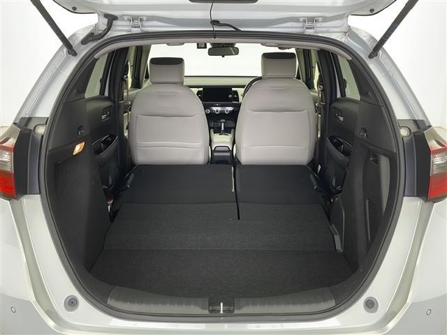 フィット ｅ：ＨＥＶホーム　２０周年特別仕様車　メゾン　純正ナビ　ホンダセンシング　衝突軽減システム　車線逸脱抑制機能　パーキングサポートブレーキ　先行車発進お知らせ　横滑り防止　標識認識機能　追従走行付きクルーズコントロール　ＥＴＣ　ドライブレコーダー（29枚目）