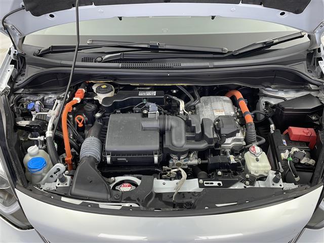 フィット ｅ：ＨＥＶホーム　２０周年特別仕様車　メゾン　純正ナビ　ホンダセンシング　衝突軽減システム　車線逸脱抑制機能　パーキングサポートブレーキ　先行車発進お知らせ　横滑り防止　標識認識機能　追従走行付きクルーズコントロール　ＥＴＣ　ドライブレコーダー（42枚目）