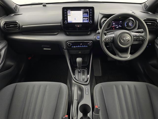 ヤリス ハイブリッドG 禁煙車 純正ナビ バックカメラ 衝突軽減システム 車線逸脱抑制機能 横滑り防止 クリアランナソー パーキングサポートブレーキ 標識認識機能 レーダークルーズコントロール ドライブレコーダー ETC(2枚目)