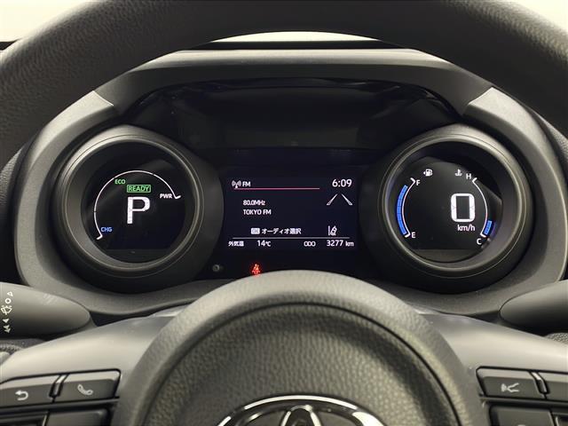 ヤリス ハイブリッドG 禁煙車 純正ナビ バックカメラ 衝突軽減システム 車線逸脱抑制機能 横滑り防止 クリアランナソー パーキングサポートブレーキ 標識認識機能 レーダークルーズコントロール ドライブレコーダー ETC(7枚目)