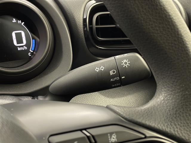 ヤリス ハイブリッドG 禁煙車 純正ナビ バックカメラ 衝突軽減システム 車線逸脱抑制機能 横滑り防止 クリアランナソー パーキングサポートブレーキ 標識認識機能 レーダークルーズコントロール ドライブレコーダー ETC(12枚目)