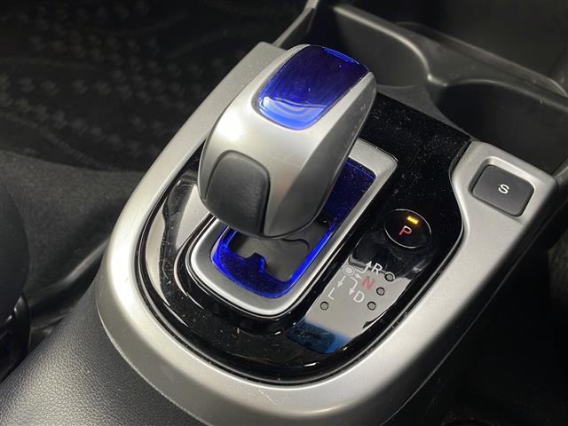 フィットハイブリッド Ｌパッケージ　禁煙車　純正ナビ　ワンセグＴＶ　ＣＤ　ＡＵＸ　ＵＳＢ　Ｆパッケージ　Ｌパッケージ　クルーズコントロール　ＬＥＤヘッドライト　フルオートエアコンディショナー　プライムスムースインテリア（14枚目）