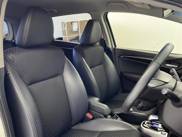 フィットハイブリッド Ｌパッケージ　禁煙車　純正ナビ　ワンセグＴＶ　ＣＤ　ＡＵＸ　ＵＳＢ　Ｆパッケージ　Ｌパッケージ　クルーズコントロール　ＬＥＤヘッドライト　フルオートエアコンディショナー　プライムスムースインテリア（19枚目）
