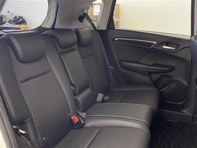 フィットハイブリッド Ｌパッケージ　禁煙車　純正ナビ　ワンセグＴＶ　ＣＤ　ＡＵＸ　ＵＳＢ　Ｆパッケージ　Ｌパッケージ　クルーズコントロール　ＬＥＤヘッドライト　フルオートエアコンディショナー　プライムスムースインテリア（22枚目）