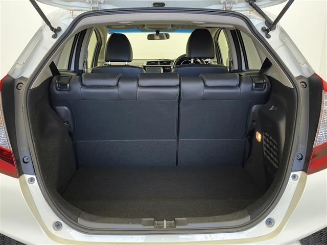 フィットハイブリッド Ｌパッケージ　禁煙車　純正ナビ　ワンセグＴＶ　ＣＤ　ＡＵＸ　ＵＳＢ　Ｆパッケージ　Ｌパッケージ　クルーズコントロール　ＬＥＤヘッドライト　フルオートエアコンディショナー　プライムスムースインテリア（23枚目）