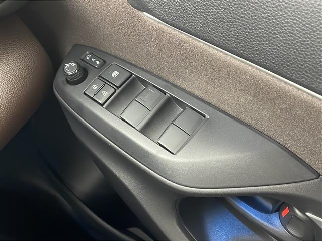 ヤリスクロス ハイブリッドＺ　禁煙車　純正ディスプレイオーディオ　ＢＴ　Ｍｉｒａｃａｓｔ　衝突軽減　レーンキープアシスト　ブラインドスポットモニター　コーナーセンサー　レーダークルーズコントロール　全周囲　シートヒーター　ＥＴＣ（20枚目）