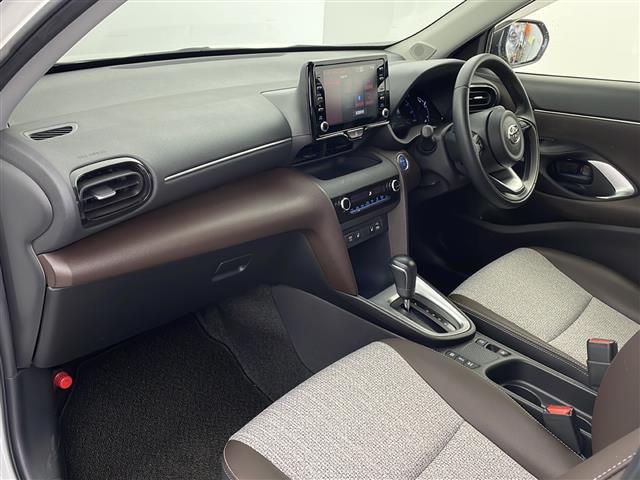 ヤリスクロス ハイブリッドＺ　禁煙車　純正ディスプレイオーディオ　ＢＴ　Ｍｉｒａｃａｓｔ　衝突軽減　レーンキープアシスト　ブラインドスポットモニター　コーナーセンサー　レーダークルーズコントロール　全周囲　シートヒーター　ＥＴＣ（30枚目）