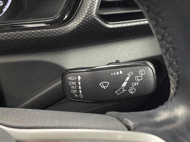 Ｔ－クロス ＴＳＩ　アクティブ　禁煙車　ワンオーナー　セーフティパッケージ　純正ナビ　ＡｐｐｌｅＣａｒＰｌａｙ　アダプティブクルーズコントロール　ブラインドスポットモニター　パークディスタンスコントロール　バックカメラ　ＥＴＣ２．０（8枚目）