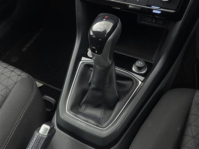 Ｔ－クロス ＴＳＩ　アクティブ　禁煙車　ワンオーナー　セーフティパッケージ　純正ナビ　ＡｐｐｌｅＣａｒＰｌａｙ　アダプティブクルーズコントロール　ブラインドスポットモニター　パークディスタンスコントロール　バックカメラ　ＥＴＣ２．０（20枚目）