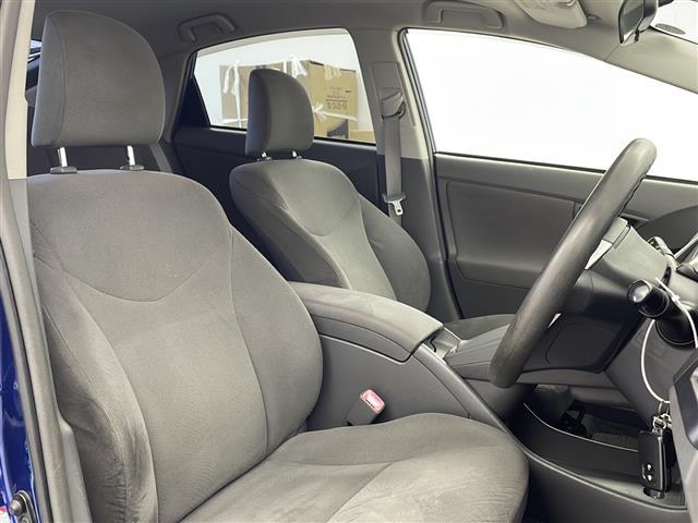 プリウス Ｓツーリングセレクション　禁煙車　純正ナビ　フルセグ　ＢＴ　ＡＭ　ＦＭ　ＣＤ　ＤＶＤ　衝突軽減システム　ＥＴＣ　　バックカメラ　横滑り防止　電動格納ミラー　純正フロアマット　エンジンスタータ（4枚目）