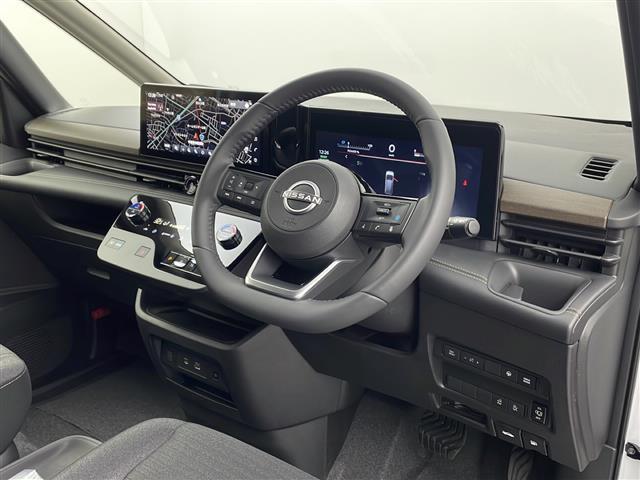 セレナ ｅ－パワー　ハイウェイスターＶ　禁煙車　登録済未使用車　純正１２．３インチディスプレイナビ　フルセグ　Ｂｌｕｅｔｏｏｔｈ　純正フリップダウンモニター　アラウンドビューモニター　プロパイロット　レーンキープアシスト　両側電動スライド（22枚目）