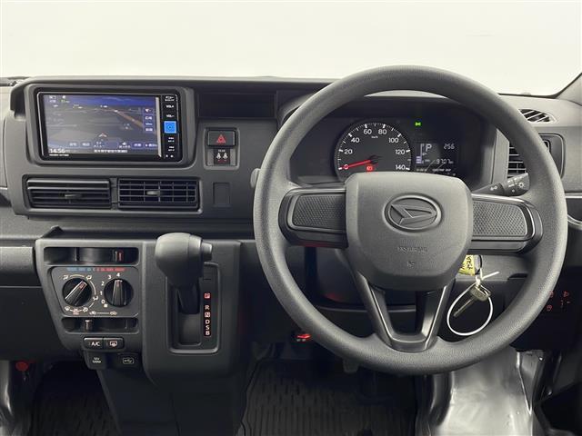 ハイゼットカーゴ Ｇ　ＳＡ　禁煙車　純正ナビ　ＢＴ　ＡＭ　ＦＭ　フルセグ　ＤＩＳＣ　衝突軽減システム　ＥＴＣ　両側スライド　レーンキープアシスト　コーナーセンサー　先行車発進お知らせ機能　ヘッドライトレベライザー　ドアバイザー（8枚目）