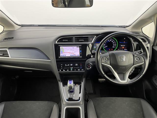 シャトル ハイブリッドＸ　禁煙　純正７型メモリーナビ　ＬＥＤライト　バックカメラ　ＥＴＣ　クルーズコントロール　パドルシフト　　電動格納ミラー　ステアリングスイッチ　ドアバイザー　ハーフレザーシート（2枚目）