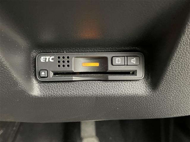 シャトル ハイブリッドＸ　禁煙　純正７型メモリーナビ　ＬＥＤライト　バックカメラ　ＥＴＣ　クルーズコントロール　パドルシフト　　電動格納ミラー　ステアリングスイッチ　ドアバイザー　ハーフレザーシート（8枚目）