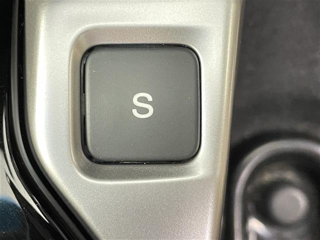 フィットハイブリッド Ｆ　ワンオーナー　純正ＳＤナビ　ＣＤ　ＤＶＤ　Ｂｌｕｅｔｏｏｔｈ　バックカメラ　オートエアコン　オートライト　前後ドライブレコーダー　アイドリングストップ　革巻きステアリング　ステアリングスイッチ　ＥＴＣ（13枚目）