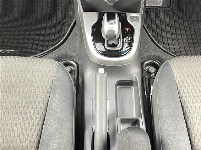 フィットハイブリッド Ｆ　ワンオーナー　純正ＳＤナビ　ＣＤ　ＤＶＤ　Ｂｌｕｅｔｏｏｔｈ　バックカメラ　オートエアコン　オートライト　前後ドライブレコーダー　アイドリングストップ　革巻きステアリング　ステアリングスイッチ　ＥＴＣ（20枚目）