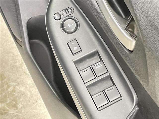 フィットハイブリッド Ｆ　ワンオーナー　純正ＳＤナビ　ＣＤ　ＤＶＤ　Ｂｌｕｅｔｏｏｔｈ　バックカメラ　オートエアコン　オートライト　前後ドライブレコーダー　アイドリングストップ　革巻きステアリング　ステアリングスイッチ　ＥＴＣ（25枚目）