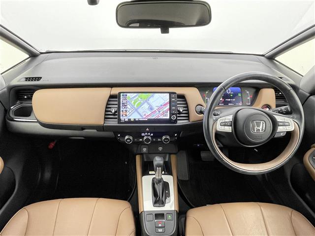 フィット e:HEVリュクス 禁煙 ホンダセンシング 純正9型ナビ バックカメラ シートヒーター ステアリングヒーター ワイヤレス充電 コーナーセンサー ETC キルティングパーフォレーション本革シート 本革巻ステアリングホイール(2枚目)