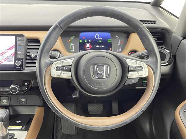フィット e:HEVリュクス 禁煙 ホンダセンシング 純正9型ナビ バックカメラ シートヒーター ステアリングヒーター ワイヤレス充電 コーナーセンサー ETC キルティングパーフォレーション本革シート 本革巻ステアリングホイール(15枚目)