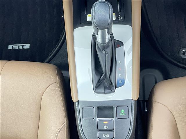 フィット e:HEVリュクス 禁煙 ホンダセンシング 純正9型ナビ バックカメラ シートヒーター ステアリングヒーター ワイヤレス充電 コーナーセンサー ETC キルティングパーフォレーション本革シート 本革巻ステアリングホイール(18枚目)