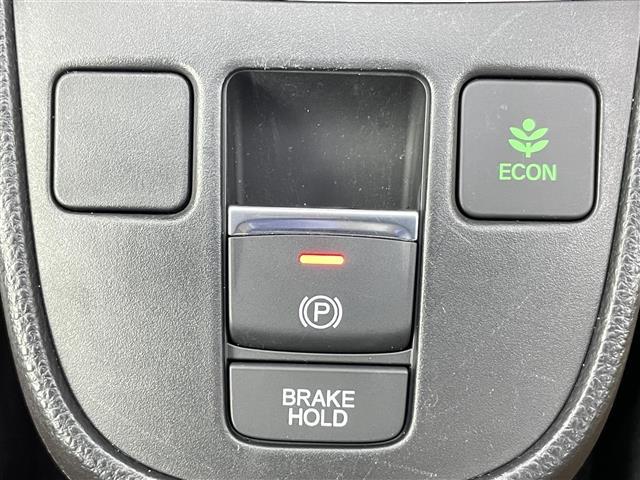 フィット e:HEVリュクス 禁煙 ホンダセンシング 純正9型ナビ バックカメラ シートヒーター ステアリングヒーター ワイヤレス充電 コーナーセンサー ETC キルティングパーフォレーション本革シート 本革巻ステアリングホイール(19枚目)