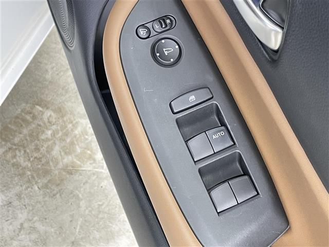 フィット e:HEVリュクス 禁煙 ホンダセンシング 純正9型ナビ バックカメラ シートヒーター ステアリングヒーター ワイヤレス充電 コーナーセンサー ETC キルティングパーフォレーション本革シート 本革巻ステアリングホイール(22枚目)