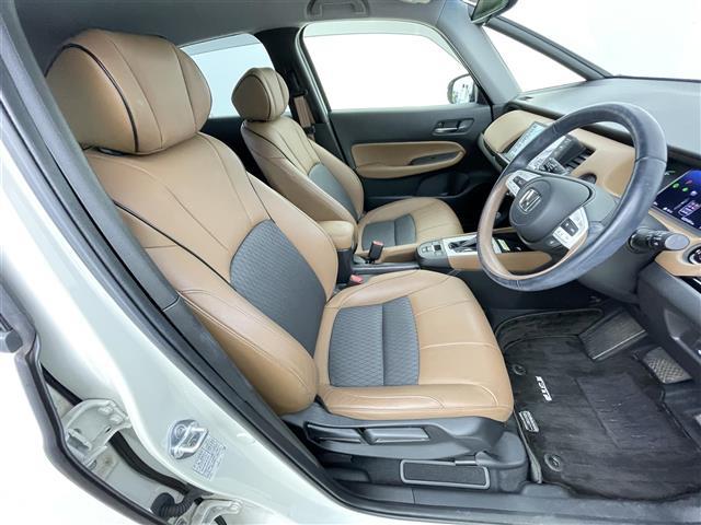フィット e:HEVリュクス 禁煙 ホンダセンシング 純正9型ナビ バックカメラ シートヒーター ステアリングヒーター ワイヤレス充電 コーナーセンサー ETC キルティングパーフォレーション本革シート 本革巻ステアリングホイール(27枚目)