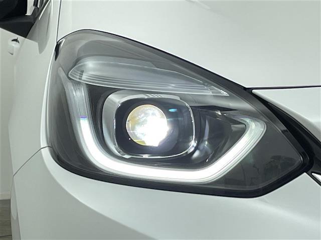 フィット e:HEVリュクス 禁煙 ホンダセンシング 純正9型ナビ バックカメラ シートヒーター ステアリングヒーター ワイヤレス充電 コーナーセンサー ETC キルティングパーフォレーション本革シート 本革巻ステアリングホイール(31枚目)