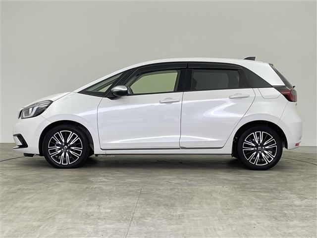 フィット e:HEVリュクス 禁煙 ホンダセンシング 純正9型ナビ バックカメラ シートヒーター ステアリングヒーター ワイヤレス充電 コーナーセンサー ETC キルティングパーフォレーション本革シート 本革巻ステアリングホイール(36枚目)