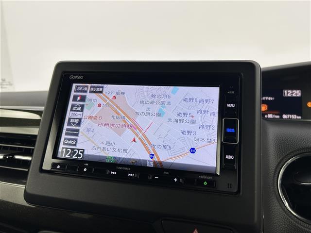 N-BOXカスタム G・Lターボホンダセンシング 禁煙車 純正メモリナビ フルセグTV 両側パワースライドドア バックカメラ ビルトインETC パドルシフト プッシュスタート&スマートキー 革巻きステアリング ステアリングスイッチ スマートキー(3枚目)