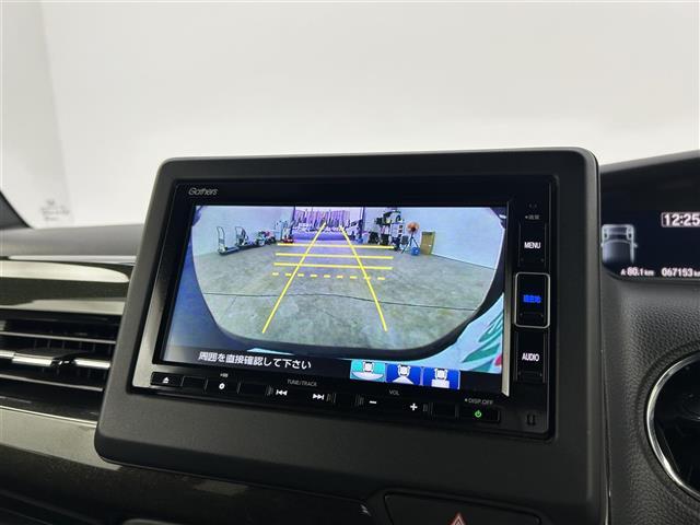N-BOXカスタム G・Lターボホンダセンシング 禁煙車 純正メモリナビ フルセグTV 両側パワースライドドア バックカメラ ビルトインETC パドルシフト プッシュスタート&スマートキー 革巻きステアリング ステアリングスイッチ スマートキー(5枚目)