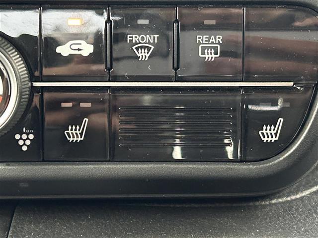 N-BOXカスタム G・Lターボホンダセンシング 禁煙車 純正メモリナビ フルセグTV 両側パワースライドドア バックカメラ ビルトインETC パドルシフト プッシュスタート&スマートキー 革巻きステアリング ステアリングスイッチ スマートキー(8枚目)