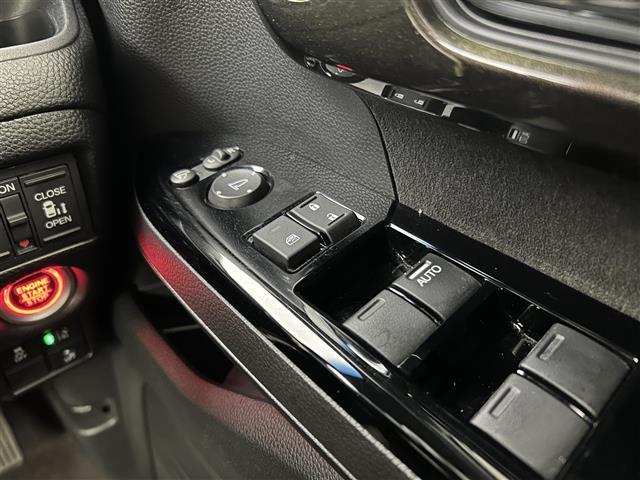 N-BOXカスタム G・Lターボホンダセンシング 禁煙車 純正メモリナビ フルセグTV 両側パワースライドドア バックカメラ ビルトインETC パドルシフト プッシュスタート&スマートキー 革巻きステアリング ステアリングスイッチ スマートキー(17枚目)