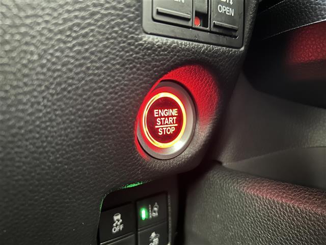 N-BOXカスタム G・Lターボホンダセンシング 禁煙車 純正メモリナビ フルセグTV 両側パワースライドドア バックカメラ ビルトインETC パドルシフト プッシュスタート&スマートキー 革巻きステアリング ステアリングスイッチ スマートキー(19枚目)