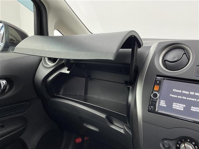 ノート X 禁煙 純正7型メモリーナビ ETC 衝突軽減ブレーキ 電動格納サイドミラー ハロゲンライト スペアタイヤ ISOFIX シートリフター ウィンカーミラー レーンアシスト ドアバイザー スマートキー(21枚目)