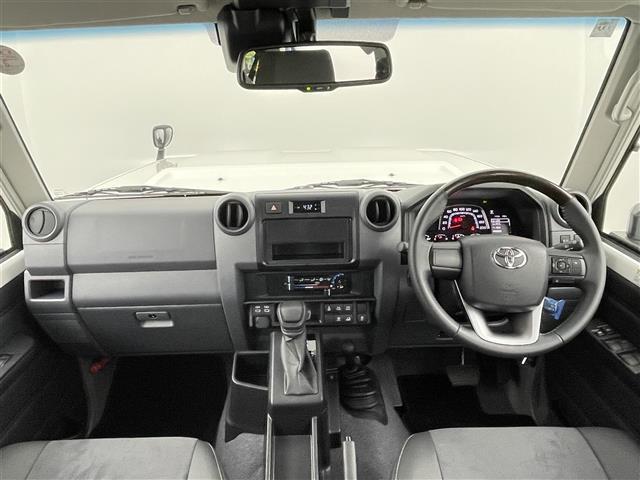 ランドクルーザー70 AX 登録済未使用車 禁煙 バックカメラ クルーズコントロール オートマチックハイビーム ヘッドライトレベライザー USB-C 自動防眩ルームミラー 電動デフロック LEDヘッドライト ダウンヒルアシスト(2枚目)