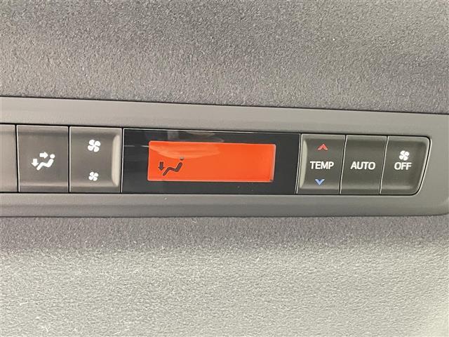 ノア ハイブリッドSi ダブルバイビー 禁煙車 両側電動ドア トヨタセーフティセンス 純正10インチメモリナビ フルセグTV バックカメラ ビルトインETC 革巻きステアリング DNシートヒーター ハーフレザーシート クルーズコントロール(8枚目)