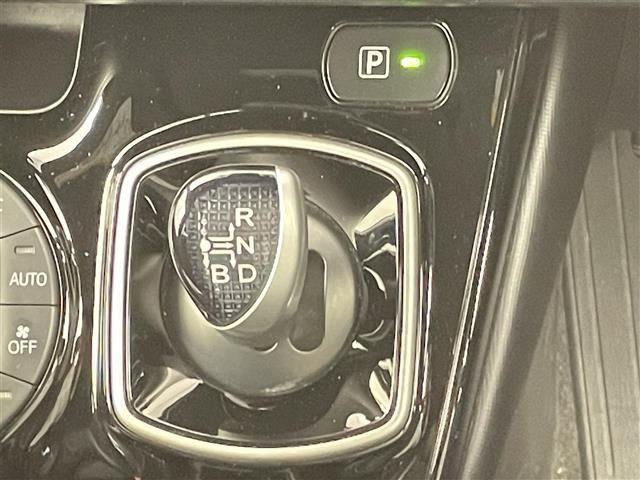 ノア ハイブリッドSi ダブルバイビー 禁煙車 両側電動ドア トヨタセーフティセンス 純正10インチメモリナビ フルセグTV バックカメラ ビルトインETC 革巻きステアリング DNシートヒーター ハーフレザーシート クルーズコントロール(20枚目)