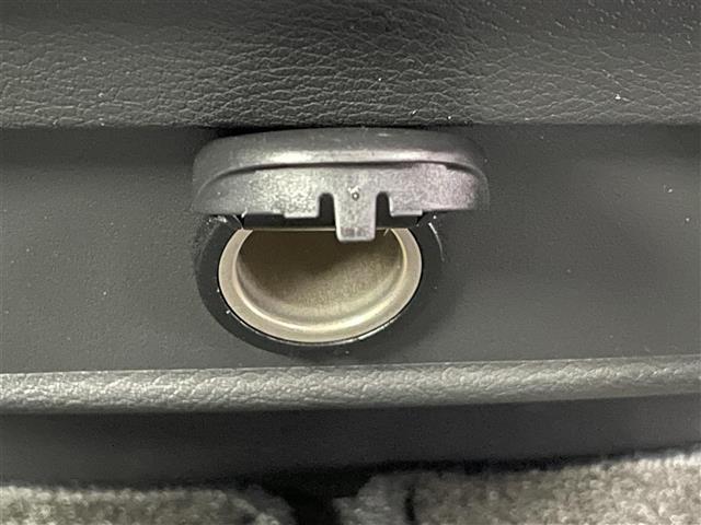 セレナ ｅ－パワー　ハイウェイスターＶ　禁煙車　エマージェンシーブレーキ　プロパイロット　両側電動ドア　フリップダウンモニター　純正１０インチメモリビ　アラウンドビューモニター　純正１６インチＡＷ　ＬＥＤヘッドライト　革巻きステアリング（12枚目）